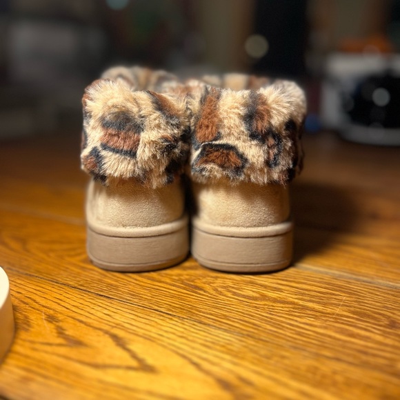 Girls SO Faux Suede with furry Cheetah Print - Picture 4 of 4